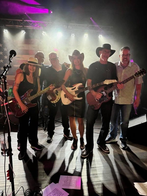 Live Music: Standing Room Only! 