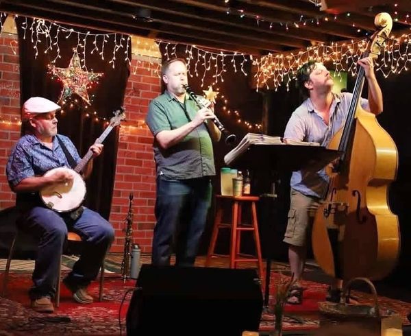 Live Music: The Queen City Porch Swinger